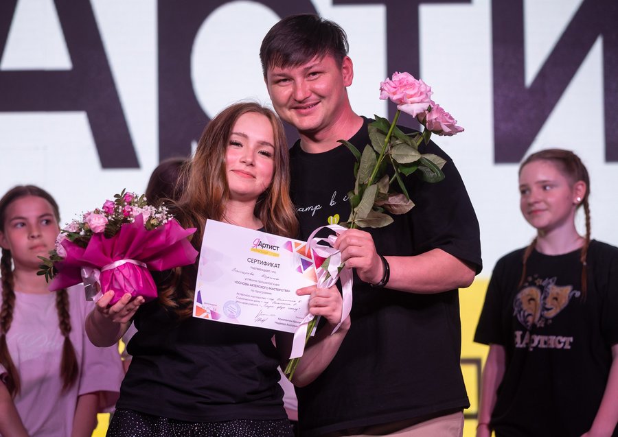 Выпускница студии с сертификатом и педагогом